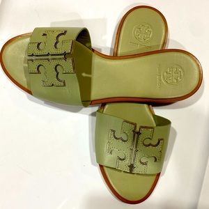 TORY BURCH DOUBLE T SANDAL Barely used~no flaws; no stains; in GREAT condition